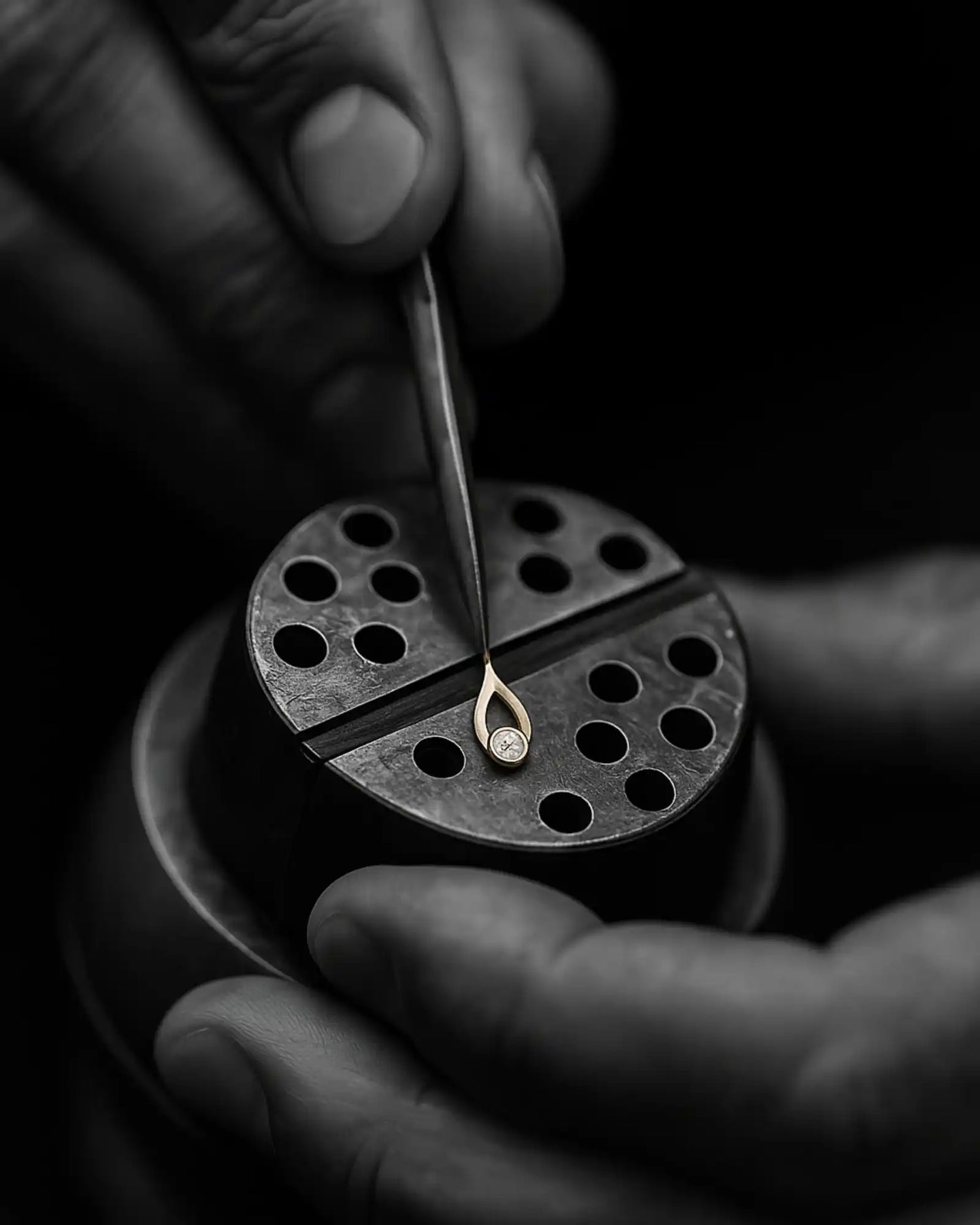 Un pendentif en forme de larme en or avec un seul diamant.